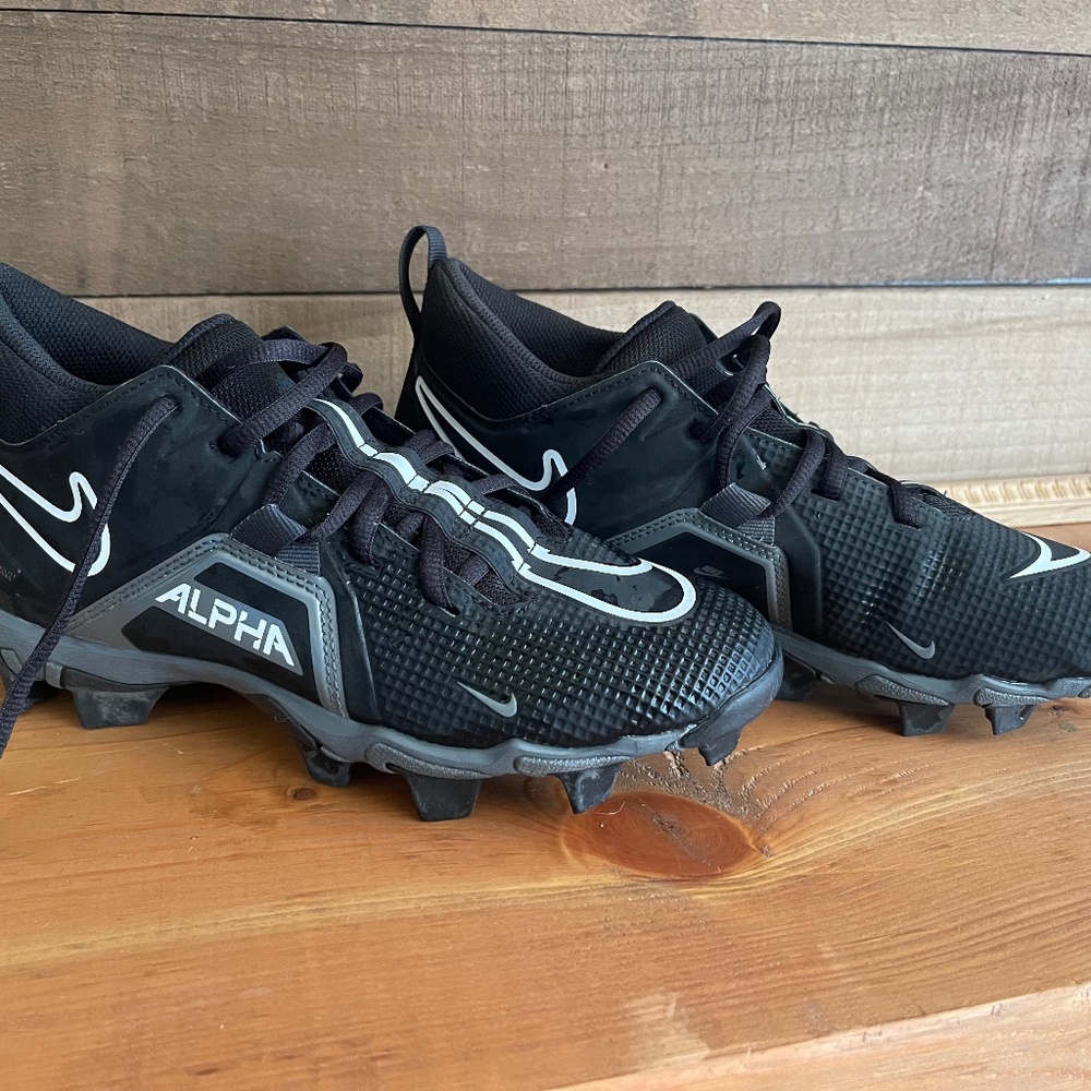 Nike football cleats size 6.5Y (big boys) like new!